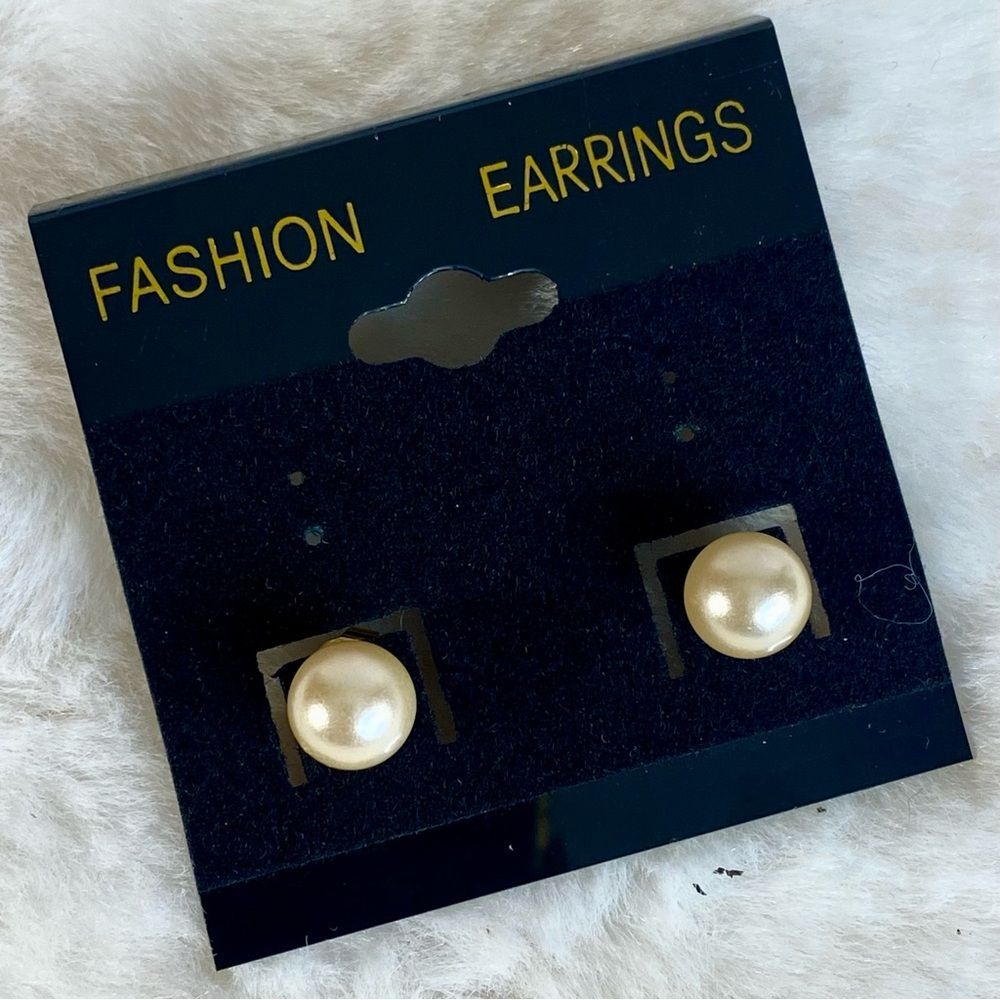 Vintage Faux Peral Stud Earrings